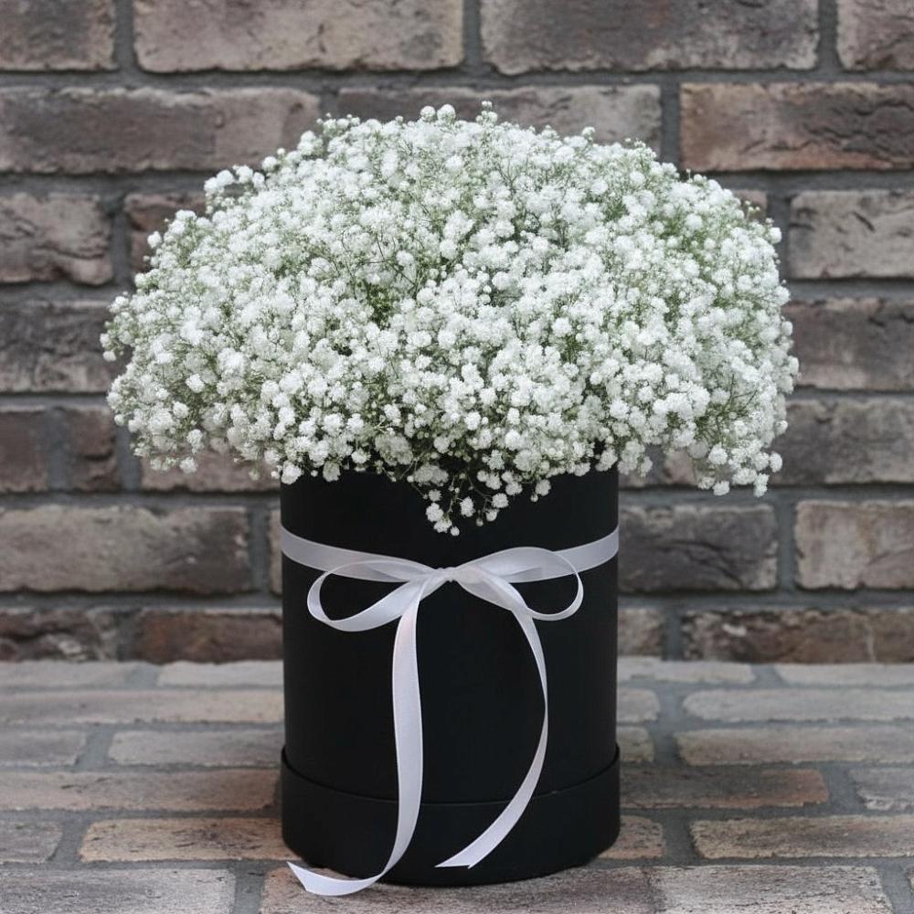 Цветочная композиция из Гипсофила в шляпной коробке в Трубичино