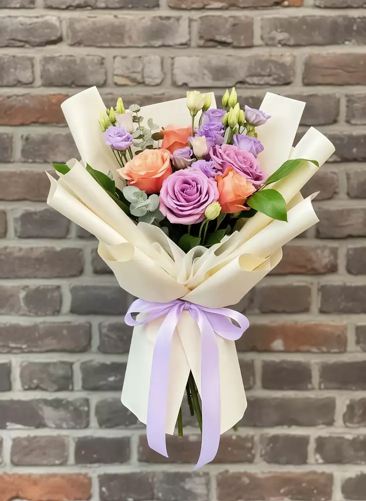 Букет цветов из: Лизиантусы и Розы в Трубичино