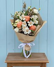 Букет цветов из:  Альстромерии, Лизиантусы, Розы и Хризантемы в Трубичино