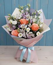 Букет цветов из:  Лизиантусы, Розы, Альстромерии и Гипсофила в Трубичино