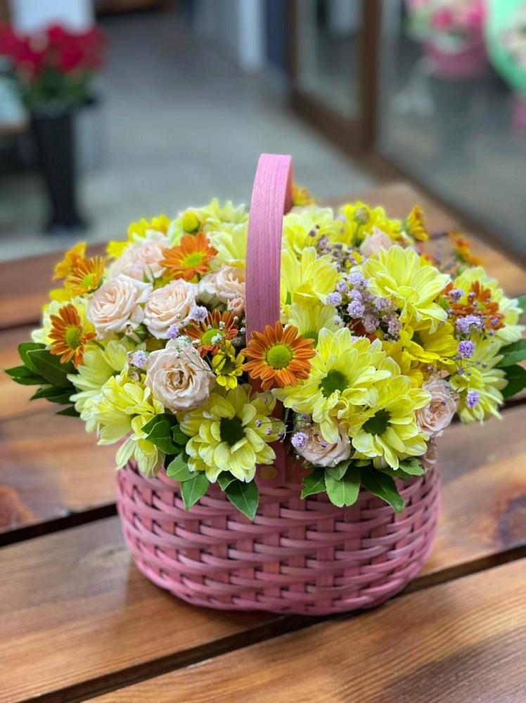 Цветочная композиция из Хризантемы и Розы в корзине в Трубичино