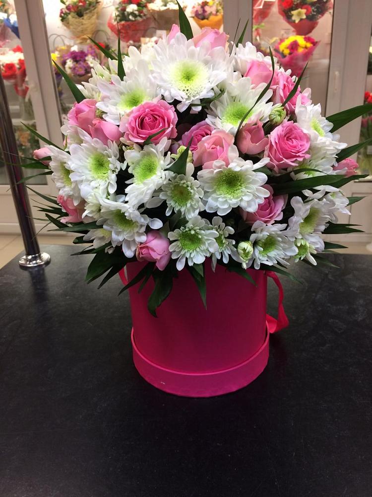 Цветочная композиция из Розы и Хризантемы в шляпной коробке в Трубичино