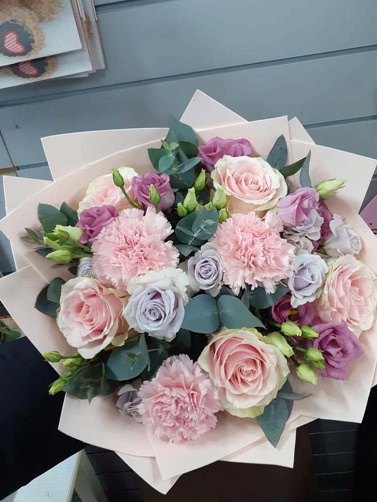 Букет цветов из: Розы, Гвоздики и Лизиантусы в Трубичино